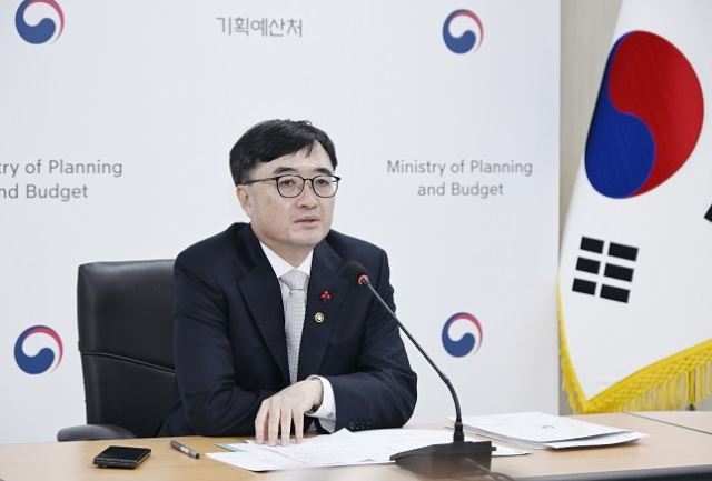 임기근 기획예산처 장관 직무대행 차관이 1월 2일 오전 KT&G 임시집무청사에서 열린 '확대간부회의'를 주재하며 모두발언을 하고 있다. 기획처 제공