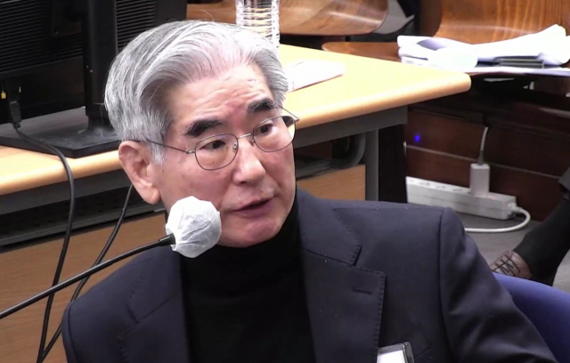 김용현 전 국방부 장관이 12·3 비상계엄이 '경고성 계엄'이었다는 윤석열 전 대통령 주장을 두둔하는 증언을 형사재판에서 재차 내놨다. 김 전 장관은 지난해 12월 30일 서울중앙지법 형사합의25부(지귀연 부장판사) 심리로 열린 윤 전 대통령의 내란 우두머리 혐의 사건 공판에 증인으로 출석했다. 사진은 이날 출석한 김 전 장관의 모습. 연합뉴스