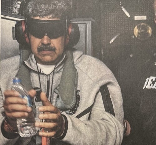 도널드 트럼프 미국 대통령이 3일(현지시간) 미군이 기습적인 군사 작전으로 체포한 니콜라스 마두로 베네수엘라 대통령의 근황 사진을 사회관계망서비스(SNS) 트루스소셜에 공개했다. 연합뉴스