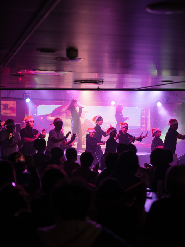 지난해 크루즈 여객선 팬스타 미라클호에서 관객들과 공연단이 함께 무대를 즐기고 있다. 부산문화 제공