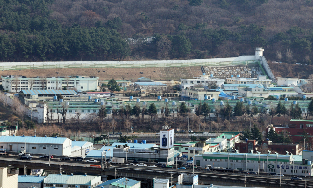 지난해 9월 미결수 사망 사건이 발생한 부산 사상구 주례동 부산구치소 전경. 정종회 기자 jjh@