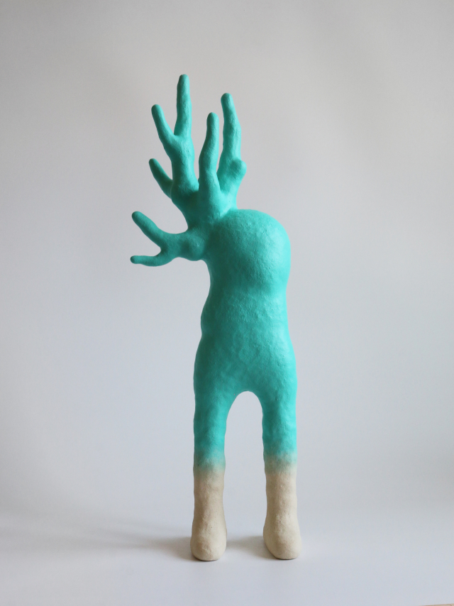 정지숙, 자라나는 생명체, Growing Creature, clay, acrylic, 2025. 갤러리 플레이리스트 제공