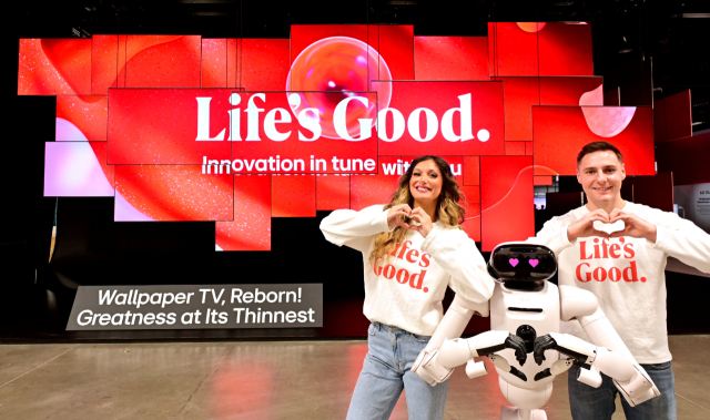 LG전자 홈 로봇 ‘LG 클로이드’와 모델들이 6일 개막하는 세계 최대의 IT·가전 전시회 ‘CES 2026’ 전시관 입구에 마련된 초슬림·초밀착 무선 월페이퍼 TV ‘LG 올레드 에보 AI W6’ 38대 앞에서 포즈를 취하고 있다.LG전자 제공