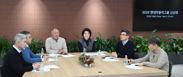 정의선 현대차그룹 회장이 신년회에서 그룹 임직원들에게 새해 메시지를 전하고 있다. 왼쪽부터 현대차그룹 성 김 사장, 장재훈 부회장, 정의선 회장, 김혜인 부사장, 기아 송호성 사장, 현대모비스 이규석 사장.현대차그룹 제공