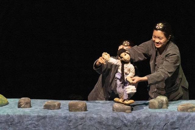 꿈동이인형극단의 국악 인형극 ‘버드나무를 타고 올라간 용궁’ 공연 모습. 국립부산국악원 제공