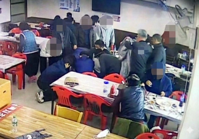 지난달 28일 오후 울산 동구 일산지 회센터 내 한 식당에서 아르바이트 중이던 윤재준·문현서 군이 갑자기 의식을 잃고 쓰러진 80대 어르신을 바닥에 눕히고 심폐소생술(CPR) 등 응급처치를 하고 있다. 주변 손님들이 걱정스러운 모습으로 주위를 에워싸고 긴급한 상황을 지켜보고 있다. 울산시교육청 제공