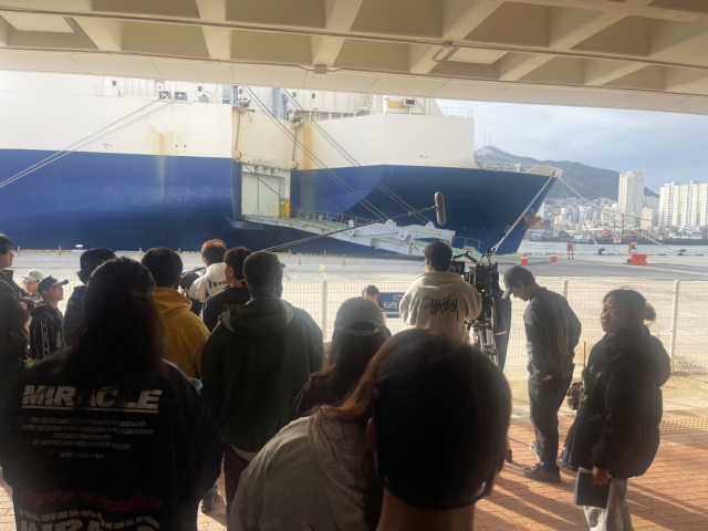 부산영상위 지원을 받은 SBS 드라마 '모범택시3' 제작진이 지난해 부산 중구 부산항 연안여객터미널에서 촬영을 진행하고 있다. 부산영상위 제공