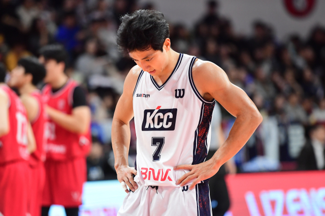 부산 KCC의 허훈이 4일 경기도 안양에서 열린 2025-2026 프로농구 정규리그 안양 정관장과의 경기에서 경기가 잘 풀리지 않는 듯 고개를 숙이고 있다. KBL 제공