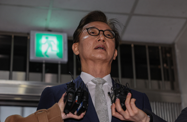 더불어민주당 전재수 의원이 지난달 19일 통일교 측으로부터 현금 등을 받은 혐의로 서울 서대문구 경찰청에 피의자 신분으로 출석하고 있다. 연합뉴스