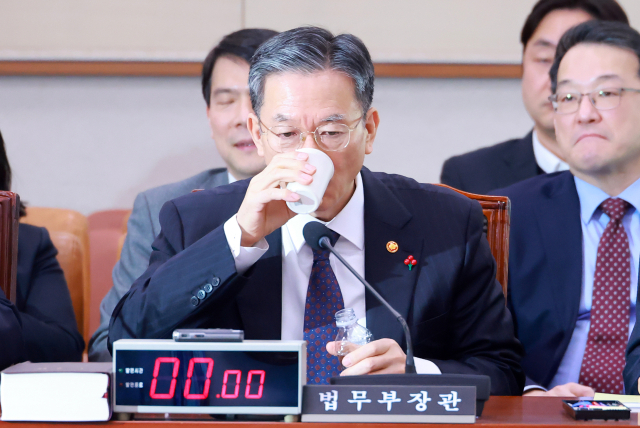 정성호 법무부 장관이 7일 국회 법제사법위원회 전체회의에서 목을 축이고 있다. 연합뉴스