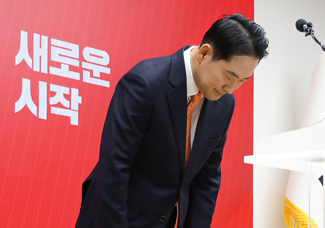 국민의힘 장동혁 대표가 7일 서울 여의도 중앙당사에서 당 쇄신안을 발표한 뒤 인사하고 있다. 이날 기자회견에서 장 대표는 12·3 비상계엄에 대해 사과했다.연합뉴스