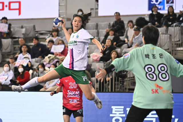 부산시설공단 여자 핸드볼팀은 세계적인 공격수 류은희의 합류로 올 시즌 유력 우승 후보로 꼽힌다. 사진은 지난 시즌 황수미 선수가 SK슈가글라이더즈전에서 활약하는 모습. 부산시설공단 제공