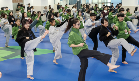 [포토뉴스] 태권도로 아침을 깨워요