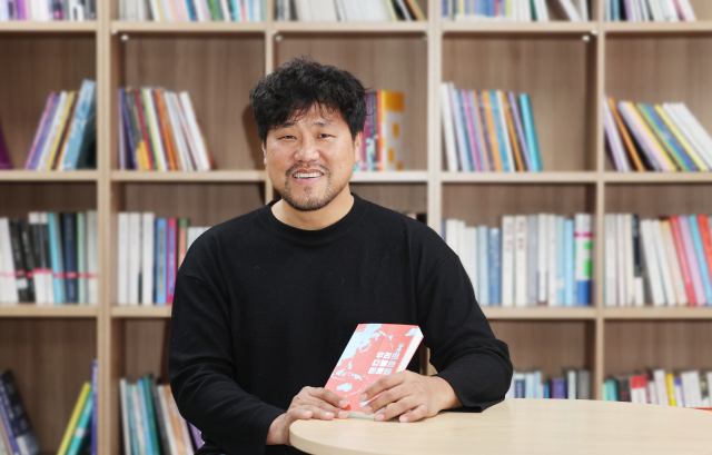 소설집 <우리의 다정한 이웃들>을 낸 임성용 소설가. 정종회 기자 jjh@