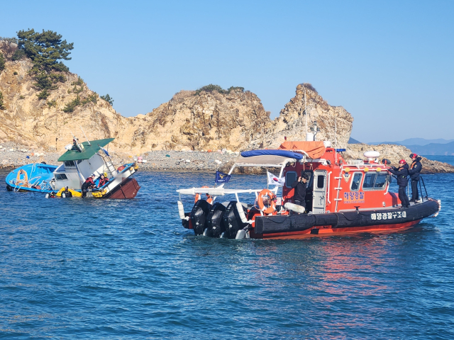 8일 오후 1시 16분 통영시 욕지면 적도 남방 인근해상에서 어선원 3명이 탄 잠수기 어선이 좌초돼 해양경찰이 긴급 대응에 나섰다. 통영해양경찰서 제공