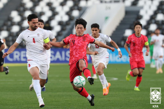 한국 축구 23세 이하 대표팀의 정승배(오른쪽)가 지난 7일 사우디아라비아 리야드 알샤바브 클럽 스타디움에서 열린 아시아축구연맹(AFC) U-23 아시안컵 조별리그 이란과의 경기에서 드리블을 하고 있다. 대한축구협회 제공