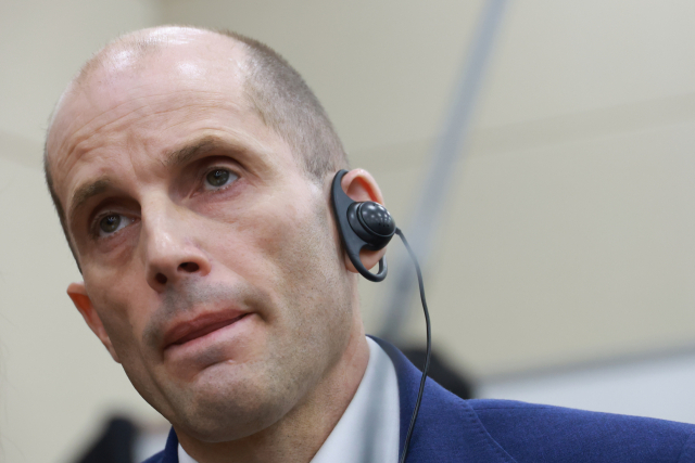 지난해 12월 30일 국회에서 열린 쿠팡 침해사고 및 개인정보 유출, 불공정 거래, 노동환경 실태 파악과 재발 방지 대책 마련을 위한 청문회에서 해롤드 로저스 쿠팡 대표이사가 의원 질의를 듣고 있다. 연합뉴스