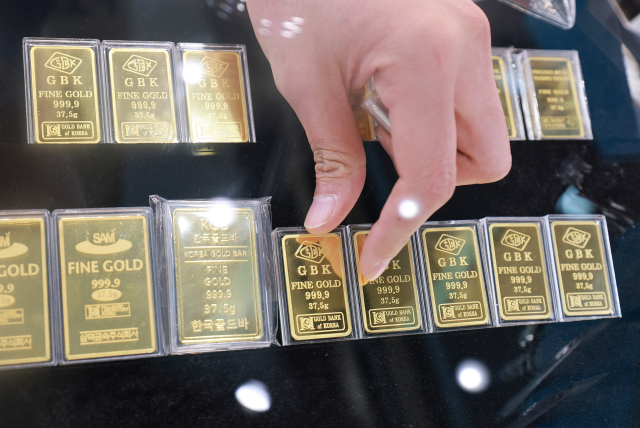 지난달 28일 서울 종로구 정인보석에 진열된 골드바. 연합뉴스