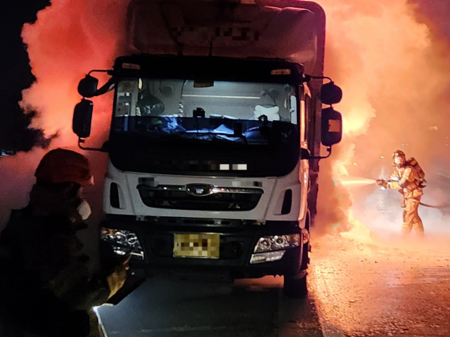 9일 오전 2시 30분께 경남 함안군 칠서면 중부내륙고속도로 양평 방면 칠서나들목(IC) 인근에서 50대 A 씨가 몰던 7.5t 화물차에 화재가 발생했다. 독자 제공