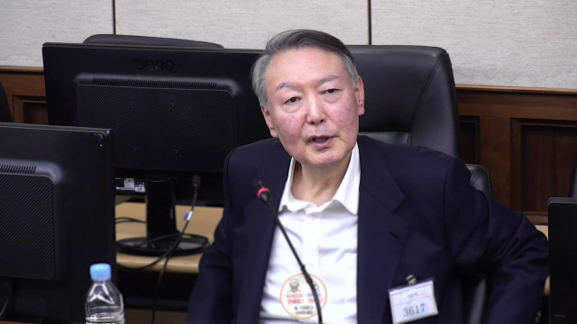 윤석열 전 대통령이 지난달 26일 오후 서울 서초구 서울중앙지법에서 열린 특수공무집행방해, 직권남용 권리행사방해 등 혐의 사건의 결심 공판에서 최후 진술을 하고 있다. 연합뉴스