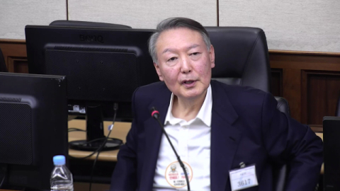 검은 정장 입은 윤석열, 전두환 섰던 법정서 구형 듣는다