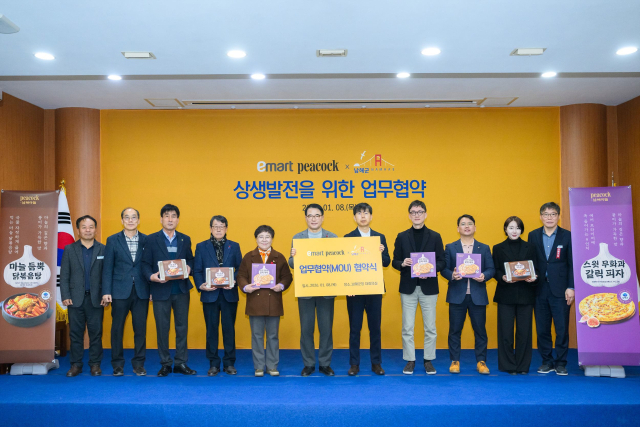 남해군과 이마트는 8일 남해군청에서 ‘남해 마늘을 활용한 간편식 7종의 개발 및 출시에 관한 업무협약’을 체결했다. 남해군 제공