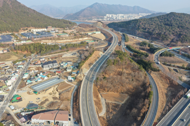 12일 개통 예정인 경남 김해시 대동면 대감리 감내교차로~덕산리 신암교차로 2.2km 구간. 경남도 제공