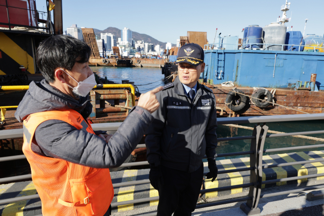 부산해양경찰서는 영도구 봉래동·청학물양장 등 집단 계류지와 선박 통항량이 많은 남항 일대에서 현장 안전 점검을 진행했다고 9일 밝혔다. 부산해양경찰서 제공.