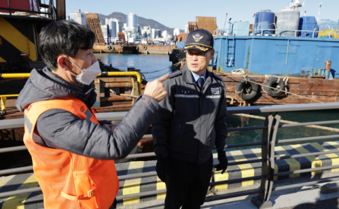 부산 해경, 태풍급 풍랑 대비 남항 등 현장 점검