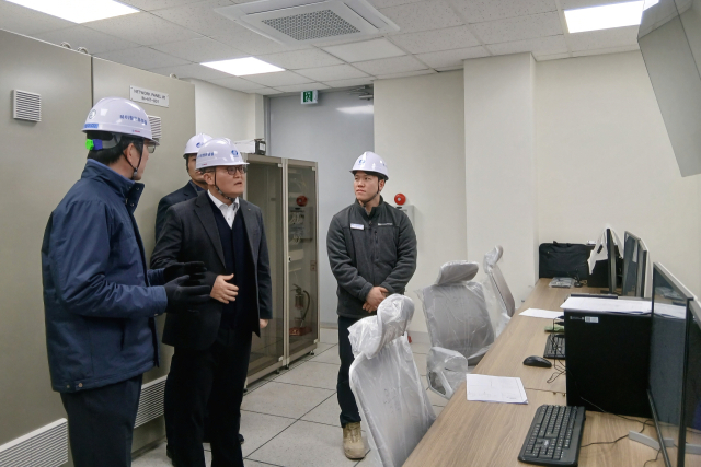 한국남부발전 윤상옥 재생에너지전무(왼쪽 두 번째)가 지난 8일 하이창원 연료전지 건설현장을 찾아 안전관리와 운영 상황을 점검했다. 남부발전 제공