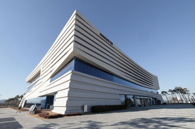 부산 강서구 명지동에 자리한 국회부산도서관. 여러 종류의 책을 층층이 포개 놓은 켜를 본뜬 외관이 특이하다. 정대현 기자 jhyun@