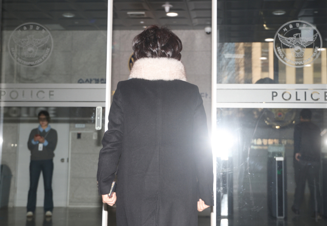 더불어민주당 김병기 의원에게 '공천 헌금'을 건넸다는 자백성 탄원서를 작성한 전직 구의원 김모씨가 9일 서울경찰청 마포청사로 출석하고 있다. 연합뉴스