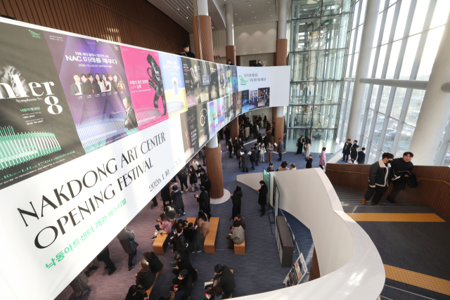 ‘낙동아트센터’의 개관 공연이 열린 10일 오후 많은 관람객이 공연장 입장을 기다리고 있다. 정종회 기자 jjh@