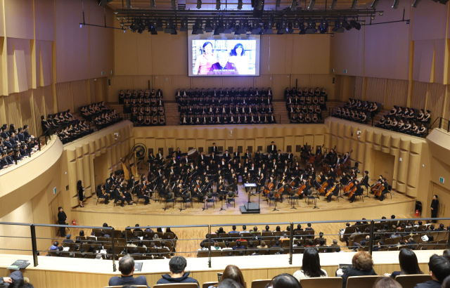 ‘낙동아트센터’의 개관 공연이 열린 10일 공연에 앞서 시민들과 예술인들의 축하 메시지영상 등 개관식이 진행되고 있다. 정종회 기자 jjh@