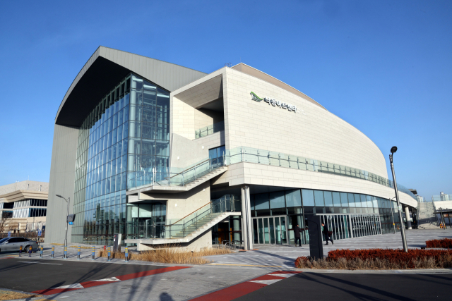 부산 강서구 명지동 ‘낙동아트센터’ 전경. 정종회 기자 jjh@