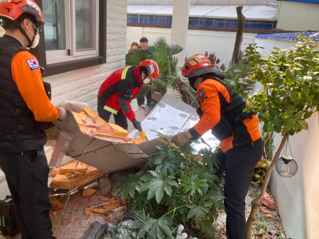 10일 오전 11시 52분께 수영구 광안동 빌라에서 벽 외장재가 이탈했다. 부산소방재난본부 제공