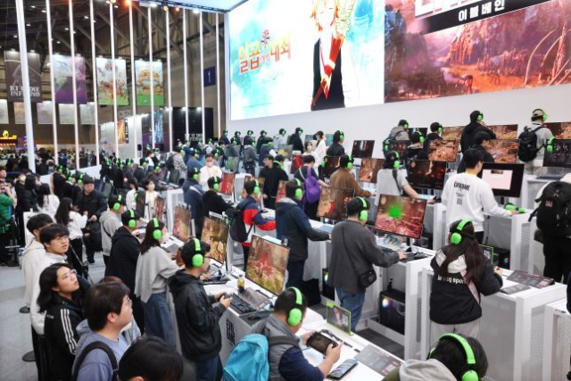 글로벌 게임전시회 ‘지스타 2025’가 개막한 작년 12월 13일 부산 해운대구 벡스코 제1전시장이 신작 게임을 즐기려는 관람객들로 붐비고 있다. 정종회 기자 jjh@