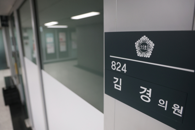 무소속 강선우 의원에게 '공천헌금' 1억원을 전달한 의혹을 받는 김경 서울시의원의 중구 의원회관 의원실에 불이 꺼져 있다. 사건을 수사 중인 서울경찰청 공공범죄수사대는 김 시의원 측 변호인과 귀국 일정을 조율하고 있다. 경찰이 목표했던 이번 주 중 귀국은 사실상 무산된 것으로 보인다. 연합뉴스