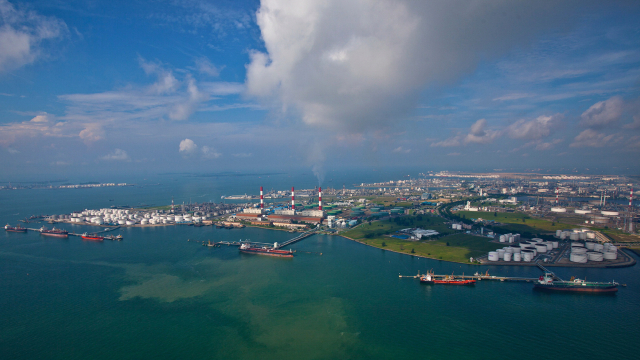 싱가포르는 세계 최대 벙커링 서비스를 제공하며 남방항로 허브로 우뚝 섰다. 싱가포르 주롱섬에 있는 ‘아드바리오 벙커링 터미널’. 부산항만공사 제공