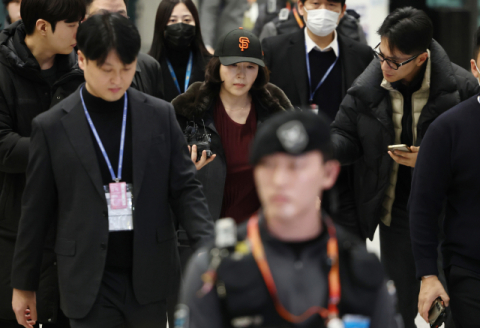 “성실히 조사 임하겠다”…‘1억 공천헌금’ 김경 입국