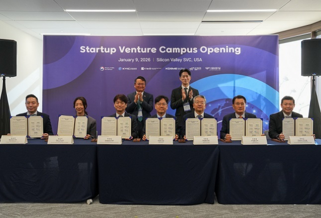 노용석 중소벤처기업부 1차관과 임정택 주샌프란시스코 총영사가 9일(현지시간) 미국 실리콘밸리에서 열린 '스타트업·벤처 캠퍼스(SVC) 개소식'에서 '스타트업·벤처캠퍼스 활성화를 위한 공동협력 업무협악' 체결식에 참석한 후 기념 촬영을 하고 있다. 중기부 제공