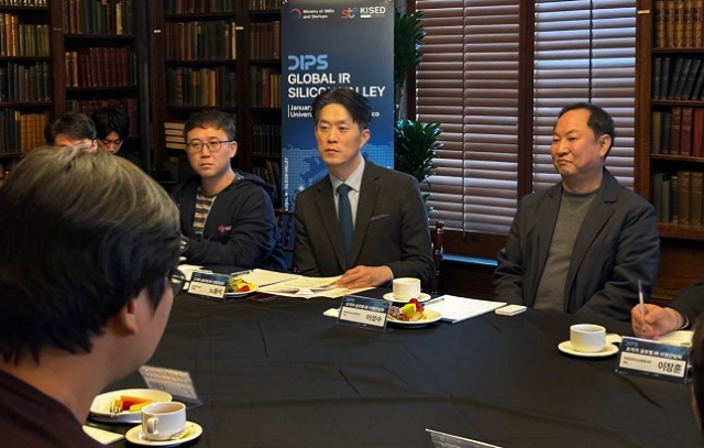 노용석 1차관이 8일(현지시간) 샌프란시스코에서 열린 ‘초격차 AI 스타트업 간담회’에서 국내 AI 스타트업의 글로벌 진출 관련 애로 및 건의사항을 듣고 있다. 중기부 제공