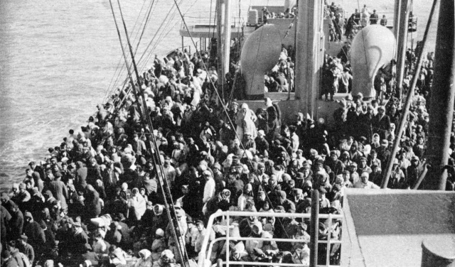 1950년12월 흥남철수작전 당시 '메러디스 빅토리호'에 올라탄 피란민들 모습. 부산일보DB