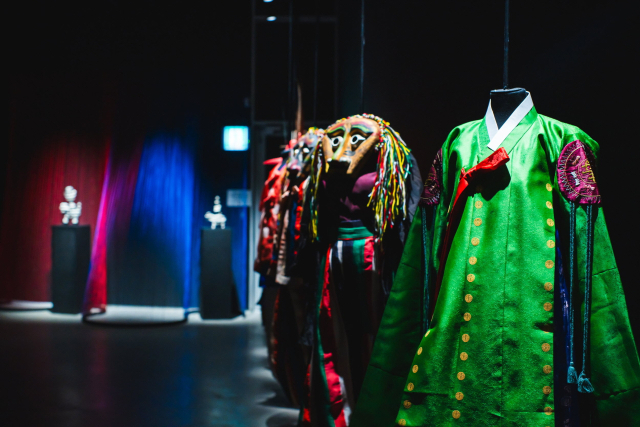 진주실크박물관 실내 모습. 오는 3월까지 기획 전시 ‘비단, 삶: 생을 수놓다’가 이어진다. 진주시 제공