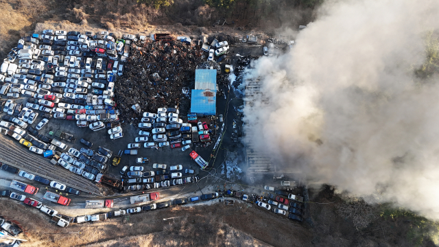 거제시 장평동 한 폐차장에서 불이나 4시간여 만에 꺼졌다. 이 불로 폐차장 1동이 전소되고 지게차 등 중장비 9대가 소실돼 소방서 추산 5000만 원 상당의 재산피해가 발생했다. 경남소방본부 제공