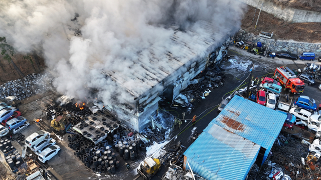 거제시 장평동 한 폐차장에서 불이나 4시간여 만에 꺼졌다. 이 불로 폐차장 1동이 전소되고 지게차 등 중장비 9대가 소실돼 소방서 추산 5000만 원 상당의 재산피해가 발생했다. 경남소방본부 제공
