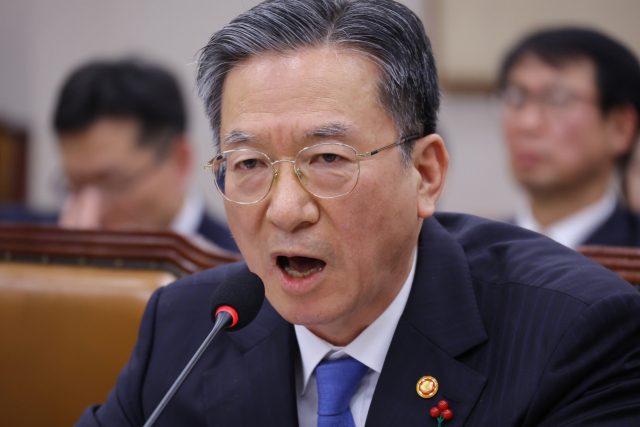 12일 서울 여의도 국회에서 열린 법제사법위원회 전체회의에서 정성호 법무부 장관이 박지원 의원의 공소청, 중수청 보완수사권 관련 질의에 답하고 있다. 연합뉴스