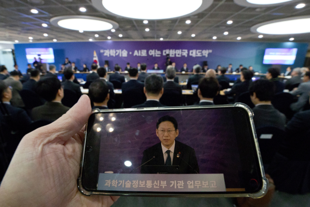 12일 세종 국가과학기술연구회에서 열린 '과학기술분야 출연연구기관 업무보고'에서 배경훈 부총리 겸 과학기술정보통신부 장관의 발언이 유튜브로 생중계되고 있다. 과기정통부 제공