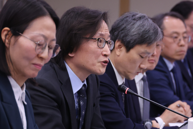 주병기(왼쪽 두 번째) 공정거래위원장이 12일 정부세종청사에서 한국소비자원 등 산하기관 업무보고를 받은 뒤 질문하고 있다. 연합뉴스