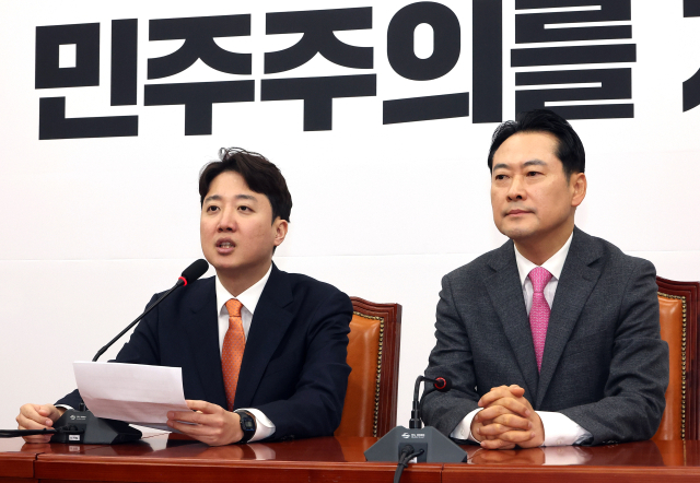 개혁신당 이준석 대표(왼쪽)가 13일 국회 국민의힘 당대표 회의실에서 국민의힘 장동혁 대표를 만나 발언하고 있다. 연합뉴스